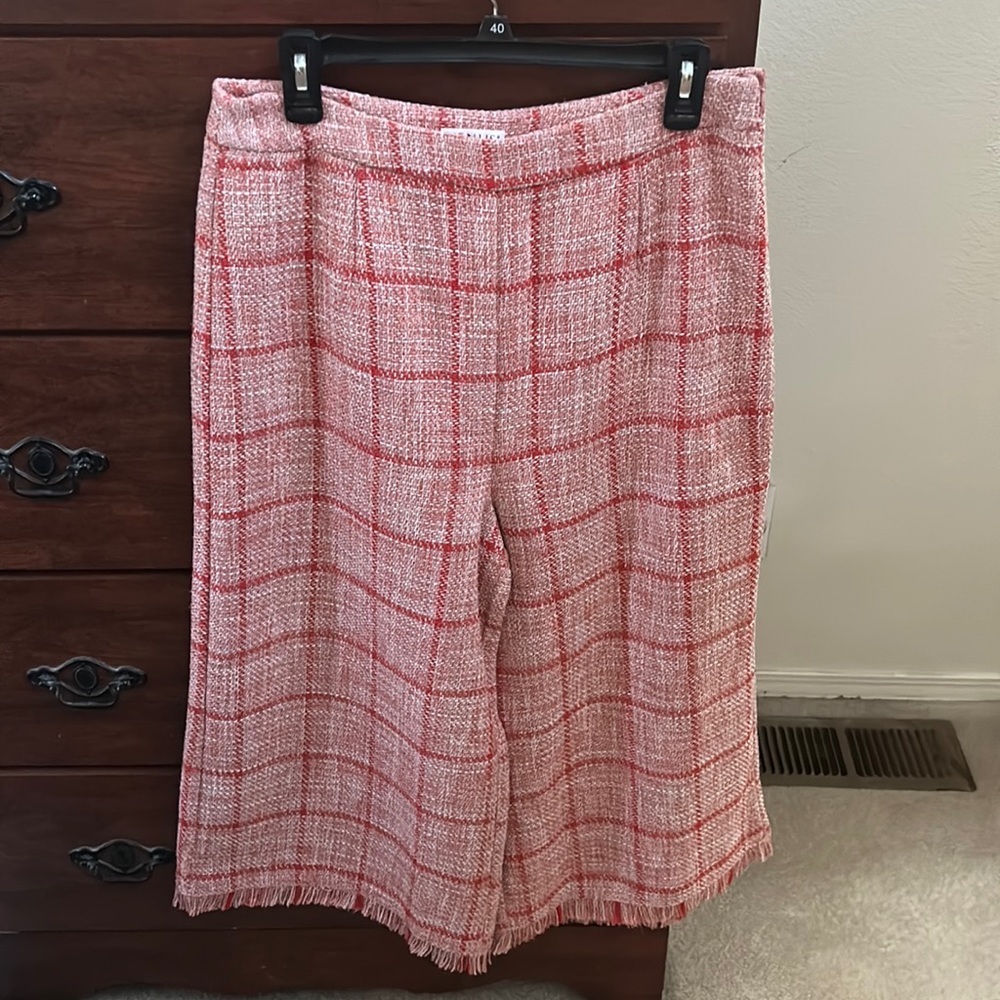 Wide leg capri pants.